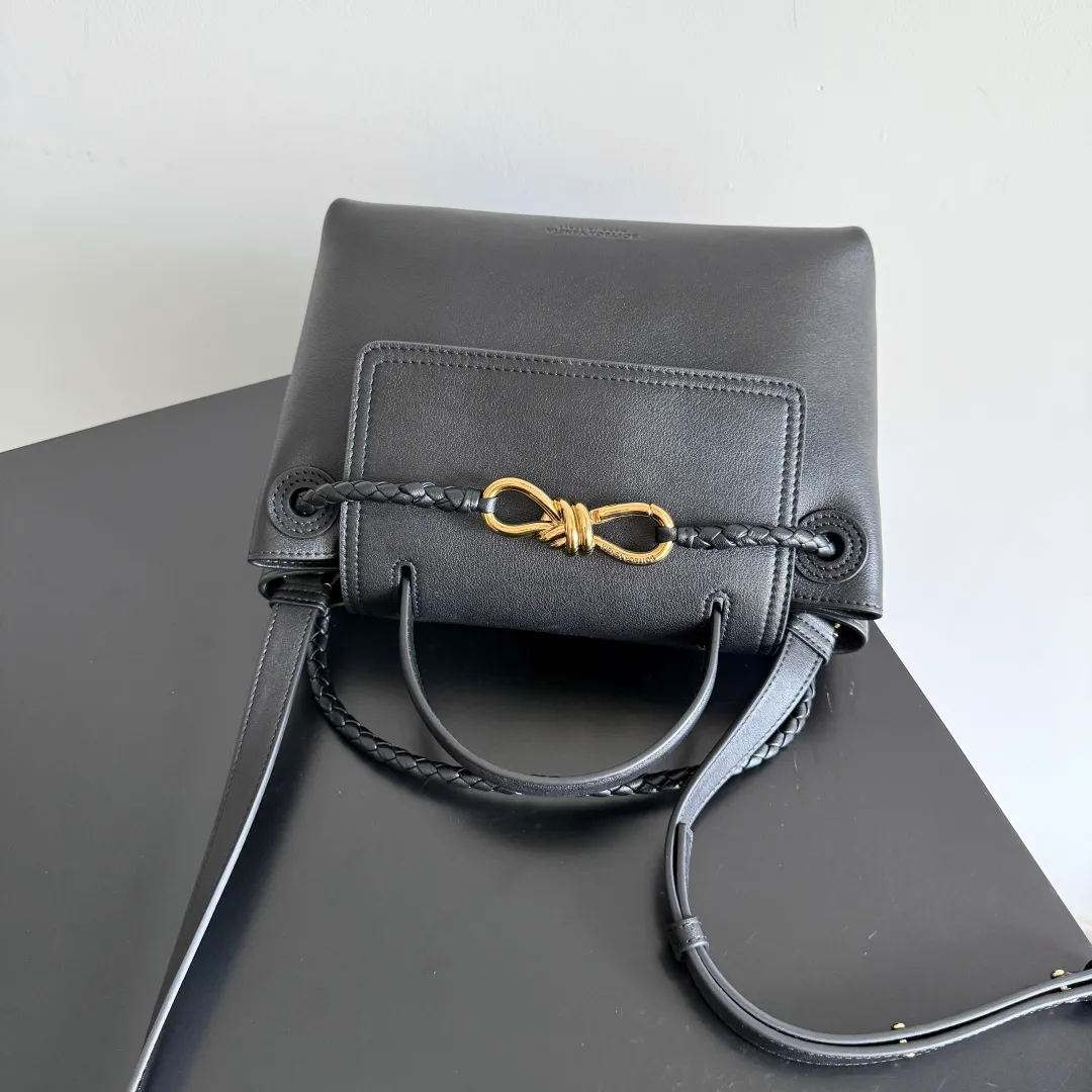 Batch 2060 BottegaVeneta Latest Ciao Ciao Bag Silky cowhide two-way flap handbag with signature twist detail, hidden hook closure, flap can be fastened to the front or attached to the INTRECCIATO woven internal pocket, comes with an adjustable and removable crossbody strap, internal compartment, and also features a zippered pocket. The surprise flap has various shapes. Style 1 - Cover the bag surface, exposing the knot and knot decoration. Style 2 - Place the flap inside the bag. A buckle is also designed. Style 3 - The U-shaped position of the top handle in the hand bag. Style No.: 835835 Size: 26*19*10.5cm
